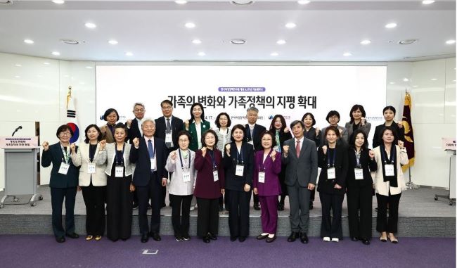 한국여성정책연구원 개원 42주년 세미나 참석 관련 이미지 입니다.